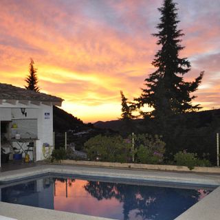 La Tua Oasi di Benessere: i Benefici di una Villa con Piscina