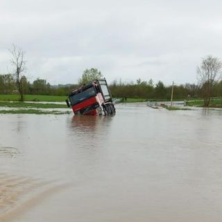 Il camion intrappolato nell'acqua