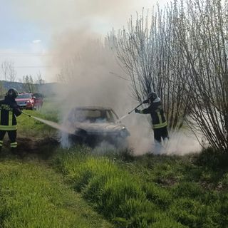Auto in fiamme in un campo a San Damiano d'Asti