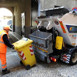 Nella foto, la raccolta porta a porta della carta