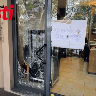 La vetrata del Caffè del Mercato presa di mira dai ladri - Ph. Merfephoto - Efrem Zanchettin