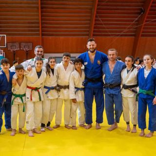 Foto di gruppo per i giovani atleti astigiani e i tecnici Lorenzo Aloise e Loris Valente