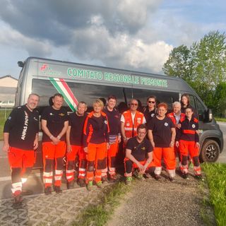 Foto di gruppo dei volontari impegnati nelle esequie del Pontefice