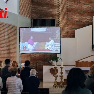 Le immagini dei funerali trasmesse nella chiesa parrocchiale di Nostra Signora di Lourdes ad Asti (Merphefoto)