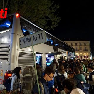 Le immagini della partenza, ieri sera, davanti alla Prefettura (Merphefoto)