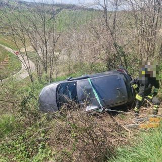 L'auto finita nella scarpata