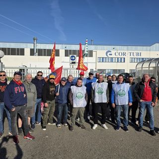 La protesta davanti allo stabilimento