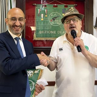 Giovanni Gorgoni (a sinistra) riceve da Fabrizio Pighin il guidoncino e la tessera di socio Aggregato dell’ANA Giovanni Gorgoni (a sinistra) riceve da Fabrizio Pighin il guidoncino e la tessera di socio Aggregato dell’ANA