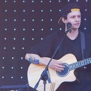 Andrea Cerrato sul palco del Primo maggio