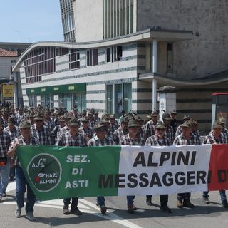 Le Penne Nere astigiane dietro allo striscione Sezionale all’Adunata del 2024 a Vicenza (Ph. Giorgio Gianuzzi)