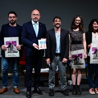 Il sindaco Rasero e l'assessore alla Cultura Candelaresi con i premiati della scorsa edizione