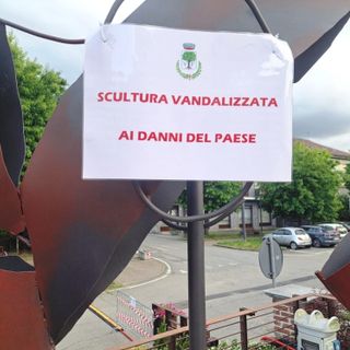 Il cartello voluto dall'Amministrazione comunale dopo gli atti vandalici