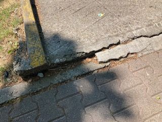 Immagine che documenta lo stato della rampa per disabili