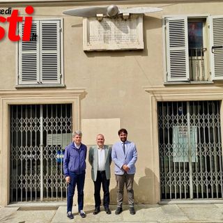 In foto: Vito Biscione, Maurizio Martino e Simone Nosenzo sotto la targa sulla casa natale di Gian Felice Gino
