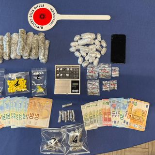 Smantellata piazza di spaccio alla stazione di Alba: otto misure cautelari per pusher stranieri, alcuni noti per un video rap sull’integrazione