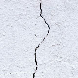 Come affrontare le crepe nei muri delle costruzioni: cause, diagnosi e soluzioni efficaci