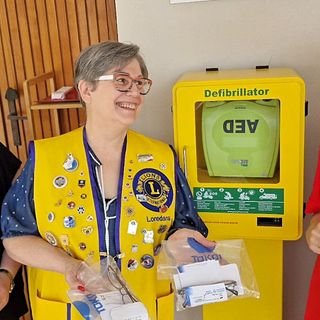 La consegna di tre coppie di occhiali per adulti e due paia per minori da parte di Loredana Neretti alla Dott.ssa Anna Paola Fea direttore dell'Ambulatorio e Angela Bosio responsabile della segreteria