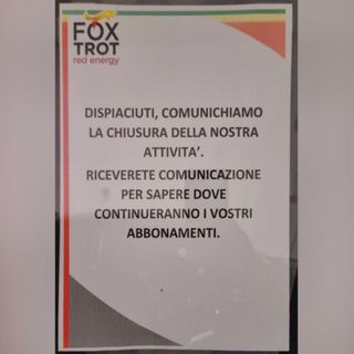 Il cartello affisso sulla porta d'ingresso della palestra