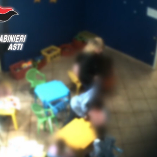 Asti, violenze e insulti razzisti in un asilo privato: sospese due educatrici [VIDEO]