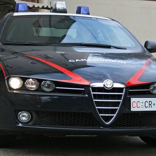Sfruttava la fragilità di due anziani fratelli: in carcere la loro badante