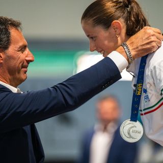 La consegna della medaglia d'argento all'atleta astigiana (immagine tratta dal sito della fipm.it)