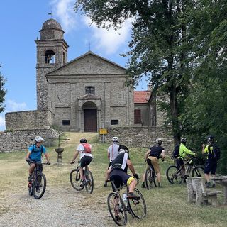 Un gruppo di cicloturisti a Roccaverano