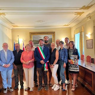 In foto: La delegazione macedone insieme al sindaco Nosenzo e ai rappresentati dell'amministrazione nicese