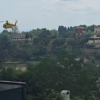 L'elisoccorso si alza in volo dopo aver caricato l'infortunato