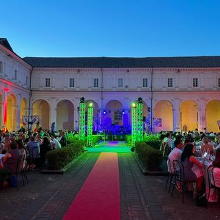 Asti si illumina con la 15ª edizione della cena degli Sbandieratori e Musici J’Amis d’la Pera