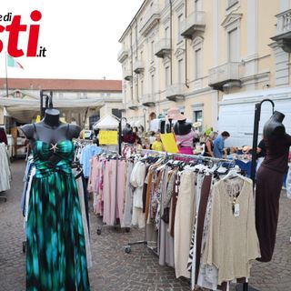 Il mercato serale estivo in occasione della notte bianca del Palio (Merphefoto)