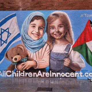 Un murales, comparso su un muro londinese, rimarca con forza che tutti i bambini sono innocenti