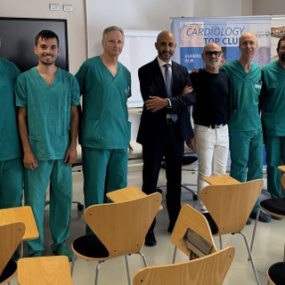 Al centro, il dottor Marco Scaglione con il paziente Francesco Altieri, il primario del reparto di Anestesia e Rianimazione Alessandro Bianchi, il direttore generale dell’Asl AT Giovanni Gorgoni, il direttore sanitario Andrea Fabbo e l’equipe di Cardiologia