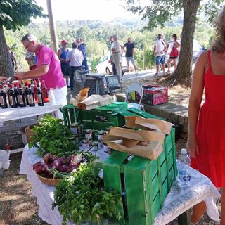 Una immagine d'archivio del mercatino della fiera di San Desiderio
