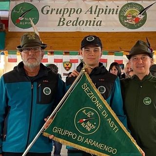 Sergio De Grandi (il primo a sinistra), Matteo Scattone e suo padre Silvio Cantone, alpino del Gruppo di Aramengo, a testimonianza di una tradizione che si tramanda con orgoglio