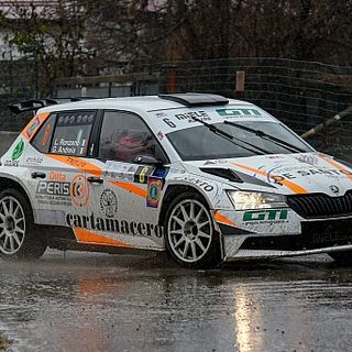 Immagine d'archivio di un'auto impegnata in un evento rallistico