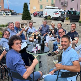 Il direttivo dell’associazione Comuni del Moscato si incontra al bar e pensa a nuove azioni gustando i vini delle nostre colline