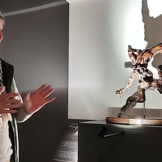 Ezio Ferraris e una delle sue opere esposte al museo "L'Anima del Vino" di Castelnuovo Calcea