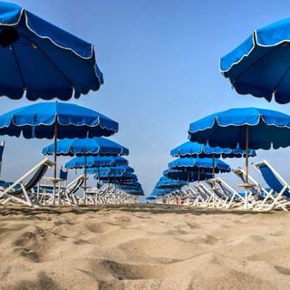 Il caro ombrellone divide turisti e operatori. &quot;Alla gente piace il mare, ma solo se è sostenibile economicamente&quot;