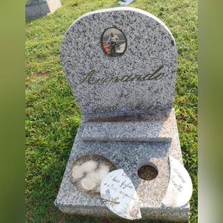 La tomba e l'oggetto vandalizzato