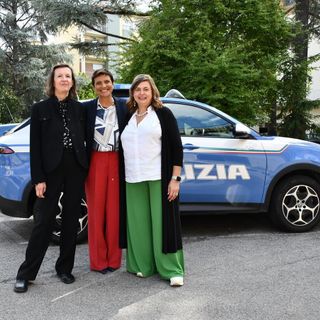 Il questore con i due commissari alla cerimonia di congedo