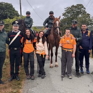 Le educatrici Lucia, Marta, con Guido e Vincenzo dell’Anffas di Asti con gli accompagnatori della Guardia Civile e dell’Arma dei Carabinieri