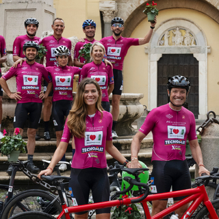 Foto di gruppo per i partecipanti al bike tour solidale (immagine riprodotta per gentile concessione di Alfonso Catalano)