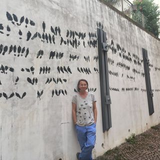 Gosia Turzeniecka davanti al suo murale ad Agliano Terme