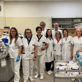 L’equipe del SIMT: medici biologi, infermieri, tecnici di laboratorio con il direttore della struttura complessa, Sandro Macchi, e la coordinatrice tecnica Concetta Tona.