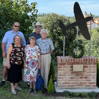 I nipoti del pilota abbattuto insieme ai testimoni oculari del fatto, all'epoca bambini