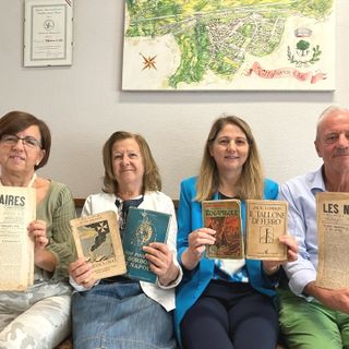 Nella foto, da sinistra a destra: Veglio, Gerbi Bordone, Macchia e Aubert Gambini con libri e riviste di Villa Saxer