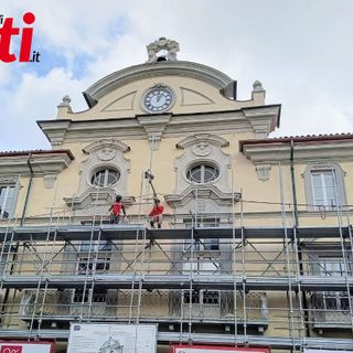 Inizia la scopertura del cantiere del Municipio: la cerimonia di segnatura Palio torna alla balconata di piazza San Secondo