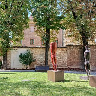 Sculture di Domenico Borrelli nel giardino di Palazzo Crova a Nizza Monferrato
