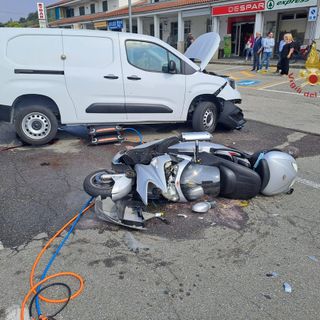 Scontro tra moto e furgone a Ferrere