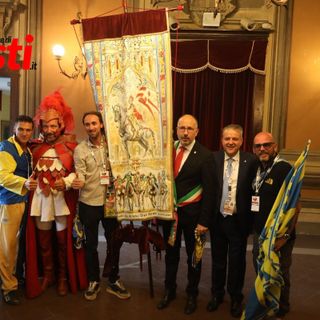 Il sindaco con i vincitori del Palio 2025 (Merphefoto)
